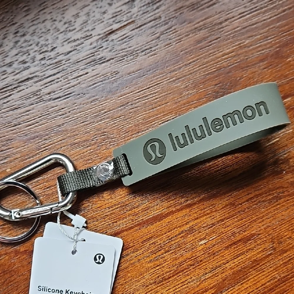 LULULEMON SILICONE KEYCHAIN - Picture 14 of 15